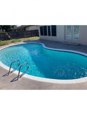BEST LOCATION- Pool, close to beach, sleeps 20